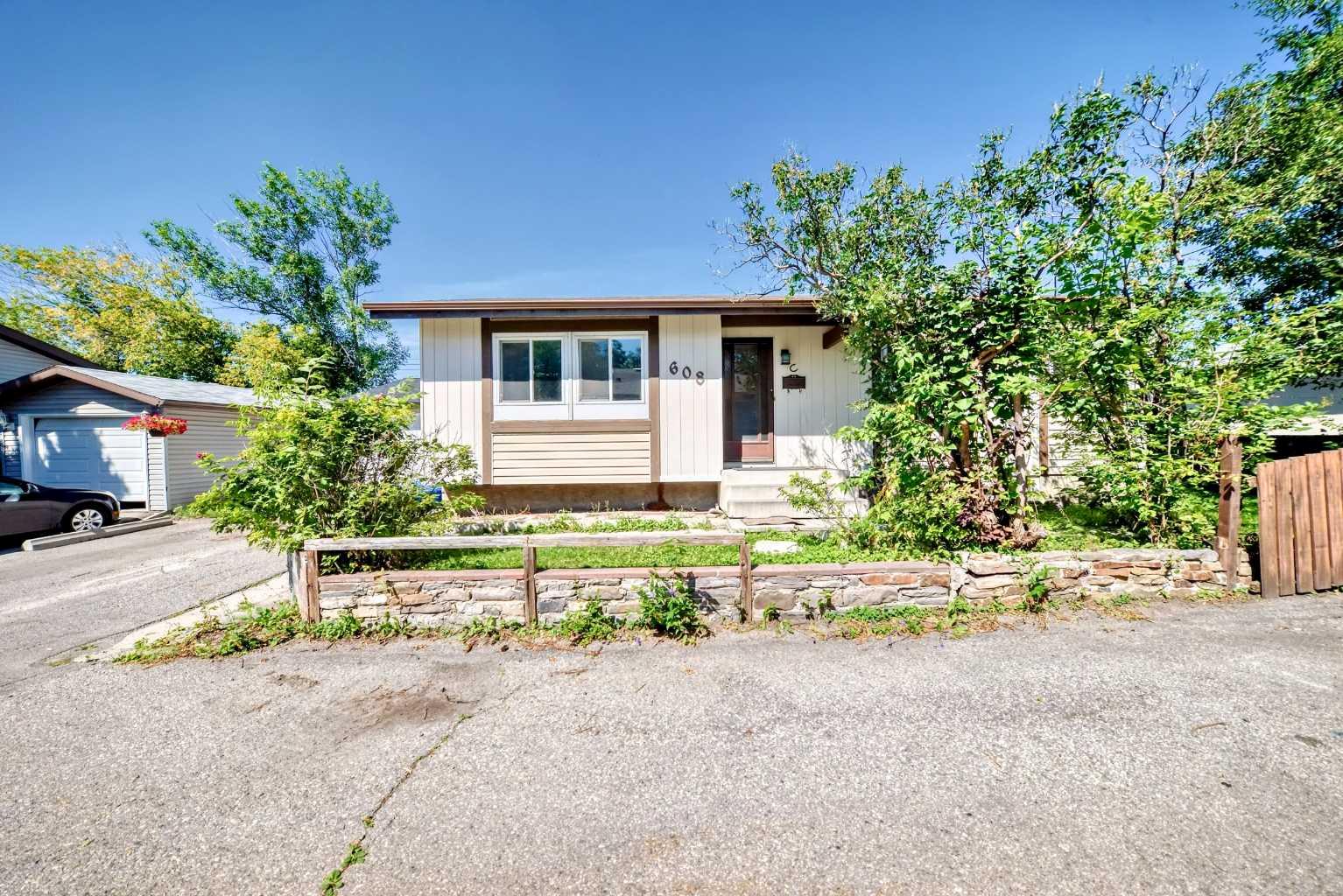 608 Olympia Dr SE #r, Calgary, AB T2C 1H5