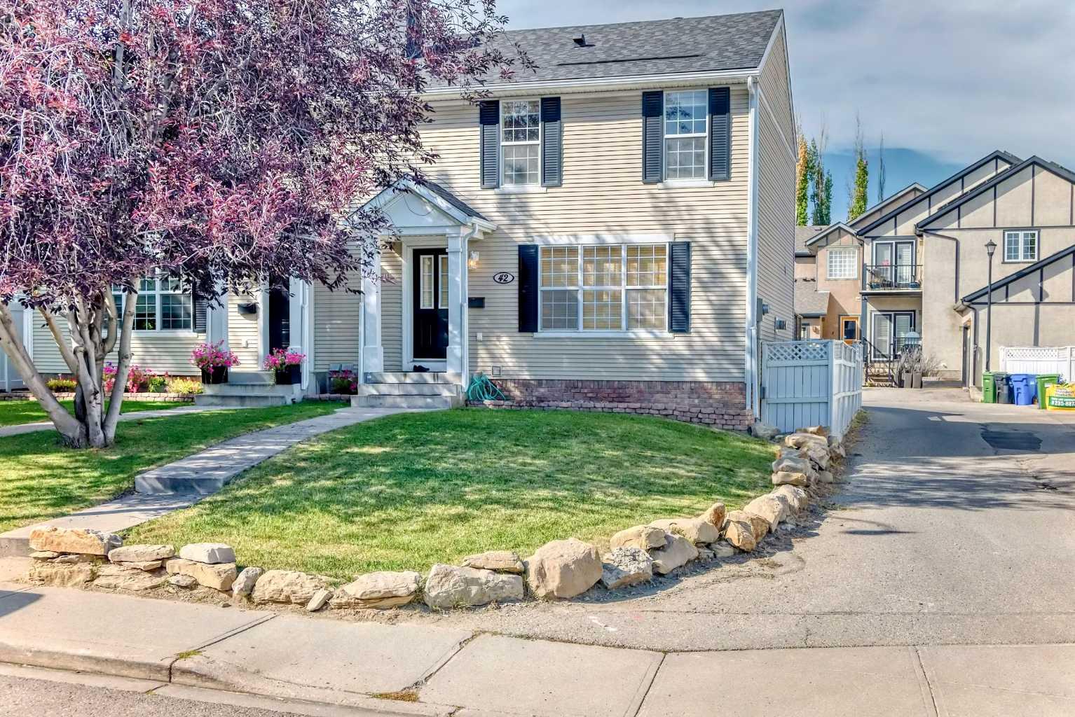42 Ypres Grn SW, Calgary, AB T2T 6M1