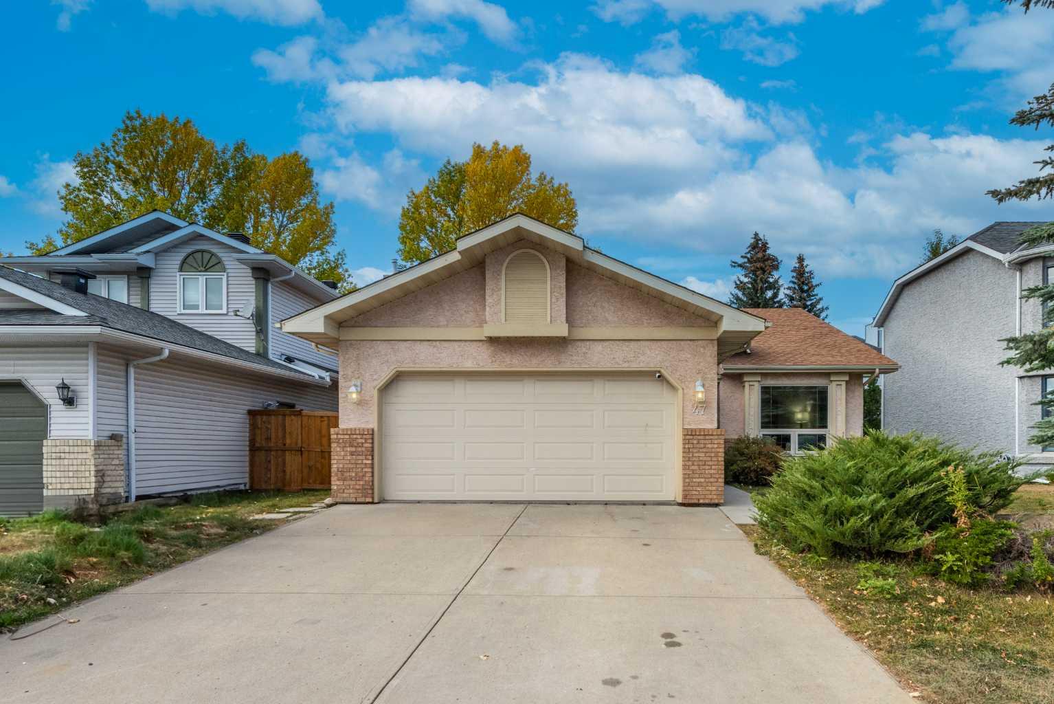 47 Hawkstone Dr NW, Calgary, AB T3G 2X3