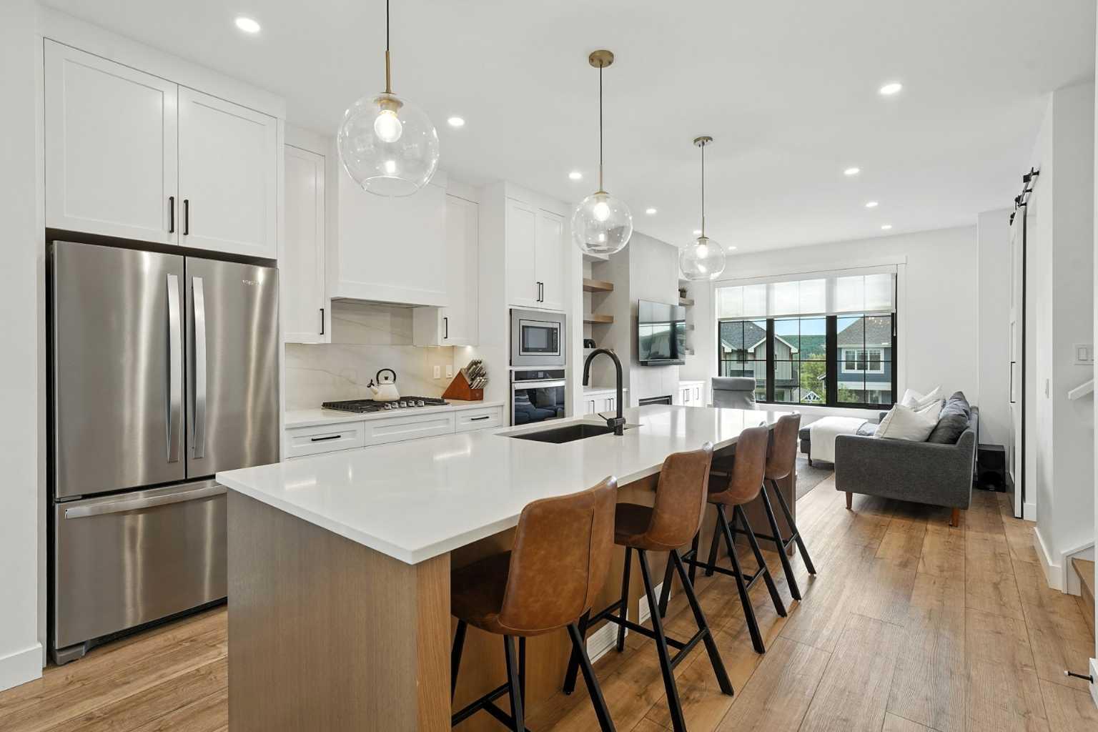 140 Discovery Dr SW, Calgary, AB T3H 4N7