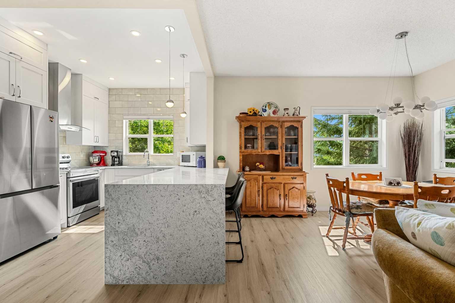 33 Parkridge Vw SE, Calgary, AB T2J 7G7