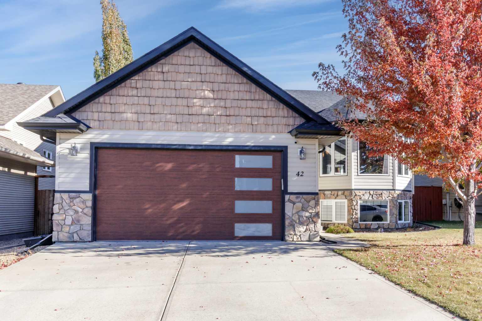 42 Lindman Close, Sylvan Lake, AB T4S 2M5