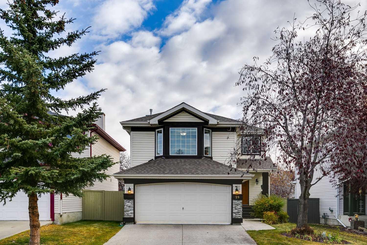 29 Douglas Woods Gdns SE, Calgary, AB T2Z 3A9