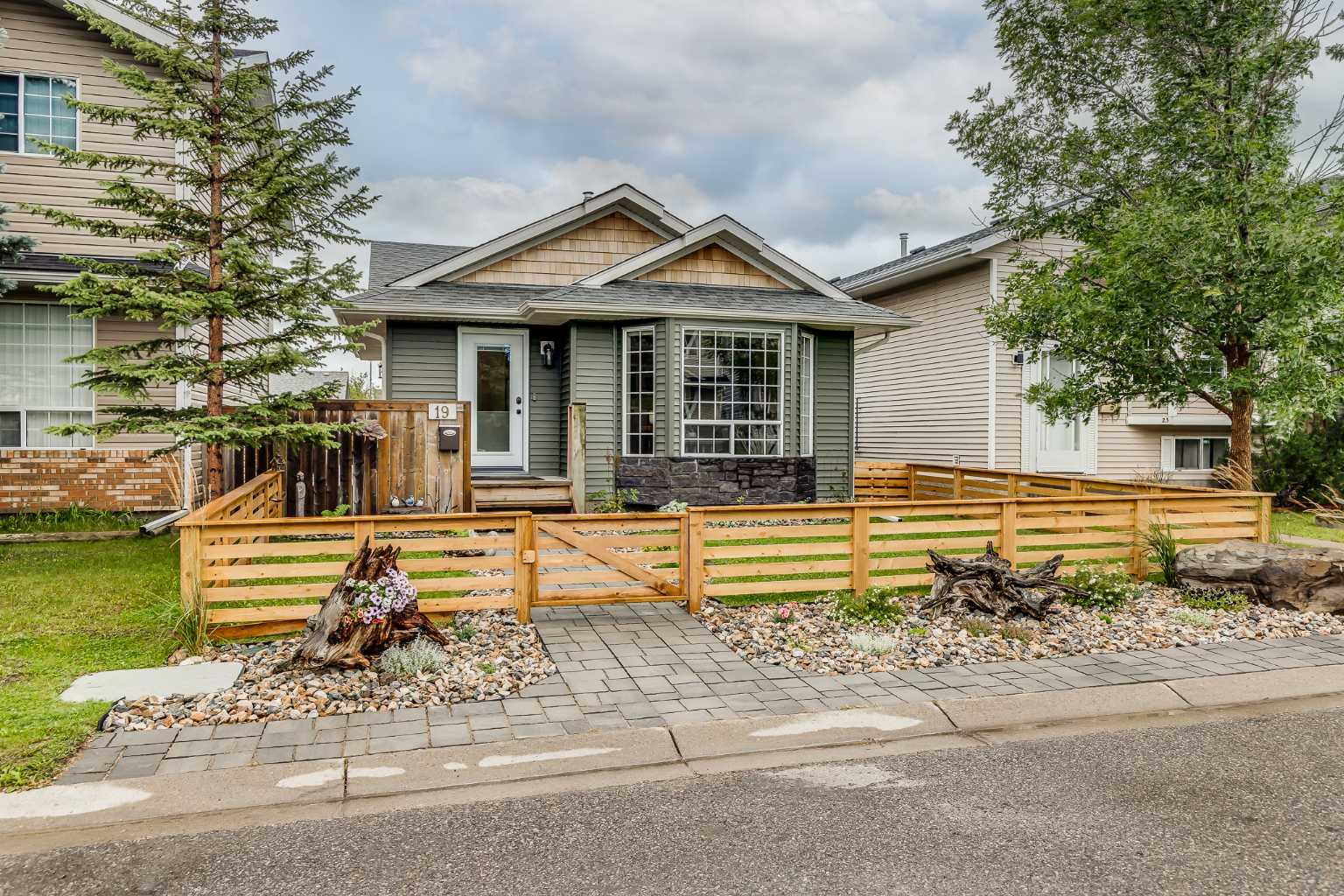19 Martinwood Ct NE, Calgary, AB T3J 3H1