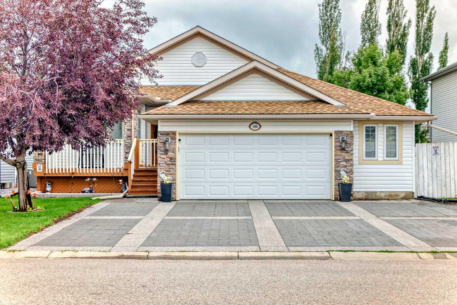 195 W Lakeview Cir, Chestermere, AB T1X 1M5