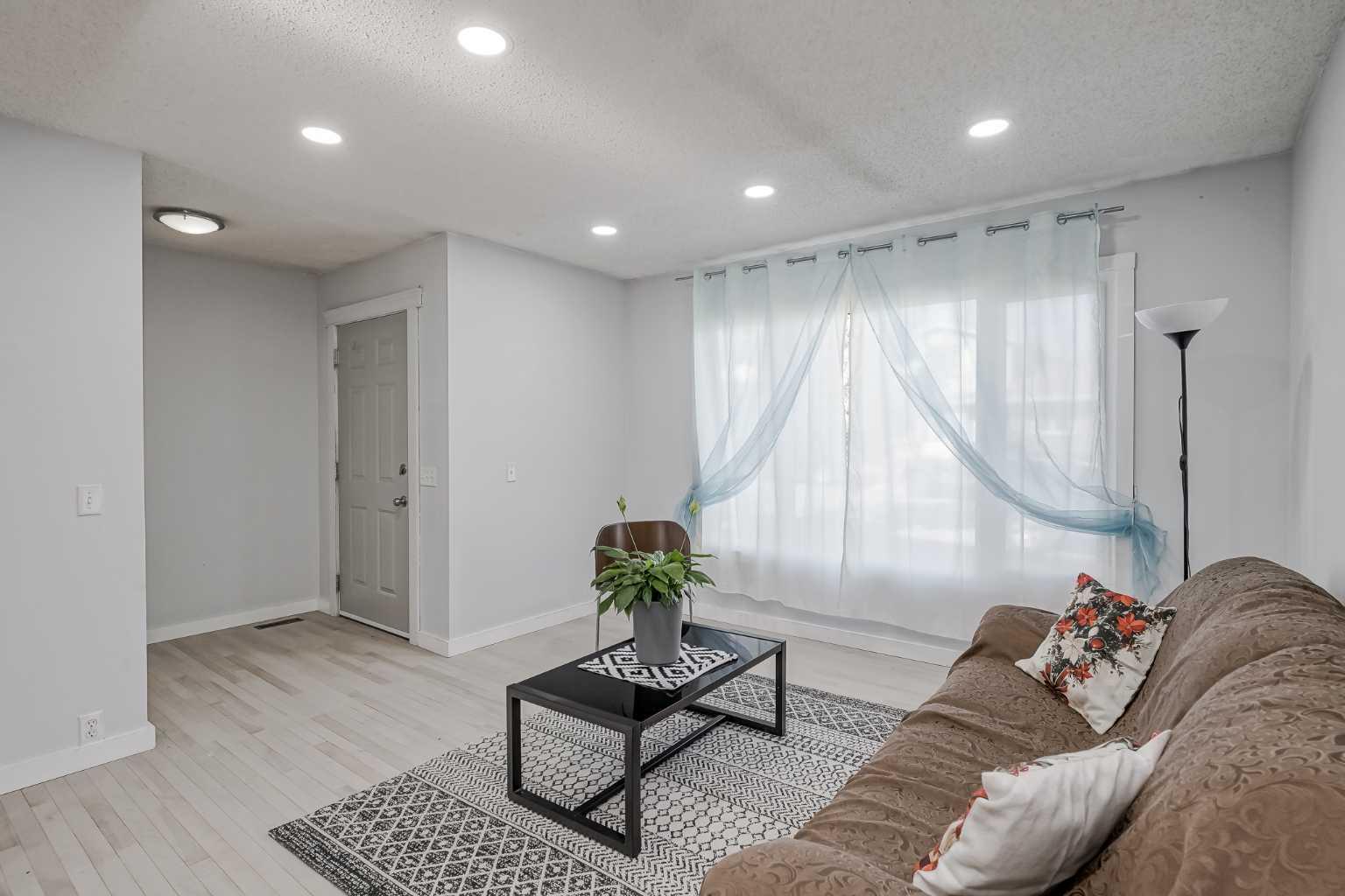 72 Strathcona Cres, Calgary, AB T3H 1L1