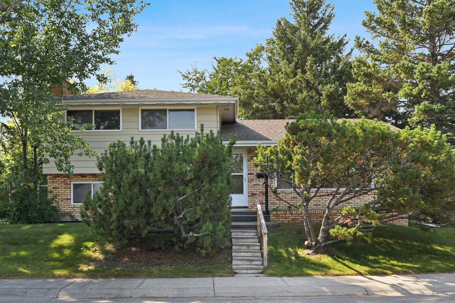 9807 Palistone Rd SW, Calgary, AB T2V 3W1