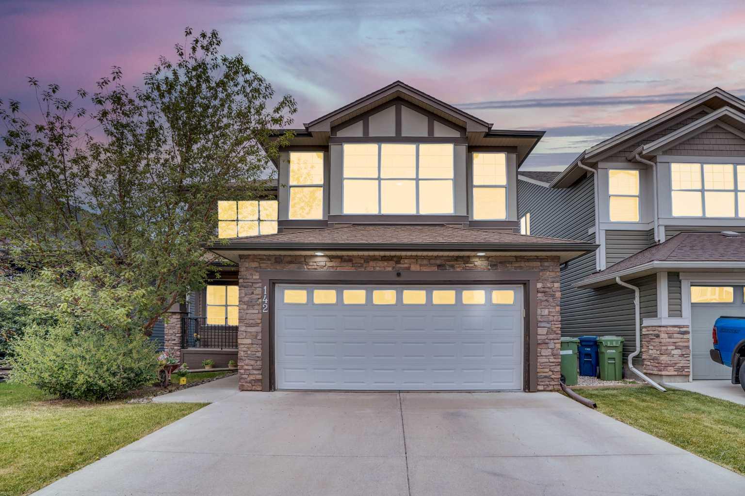 142 Luxstone Vw SW, Airdrie, AB T4B 0J9