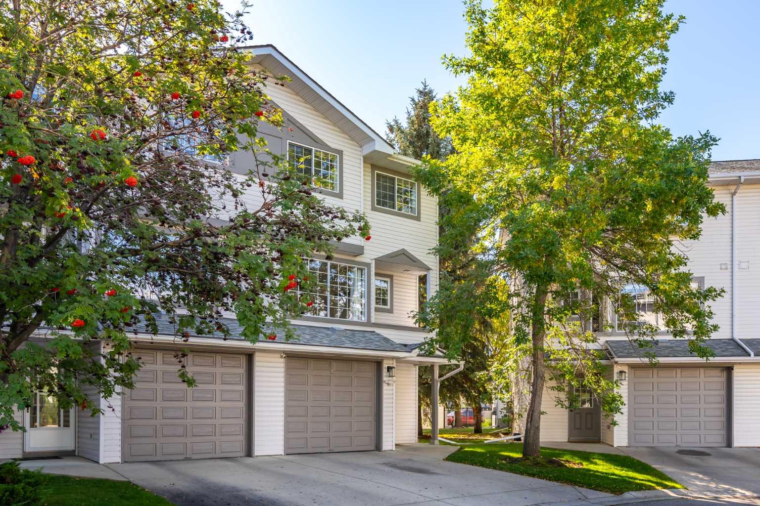 51 Kingsland Villas SW, Calgary, AB T2V 5J9