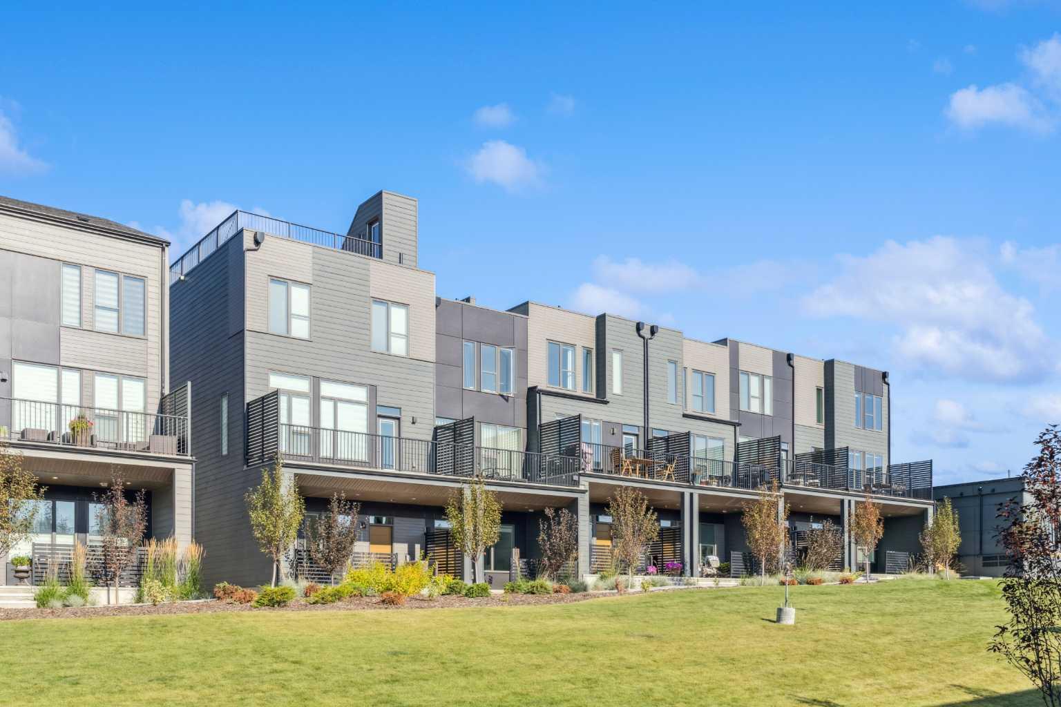 228 Sovereign Common SW, Calgary, AB T3C 3Y3