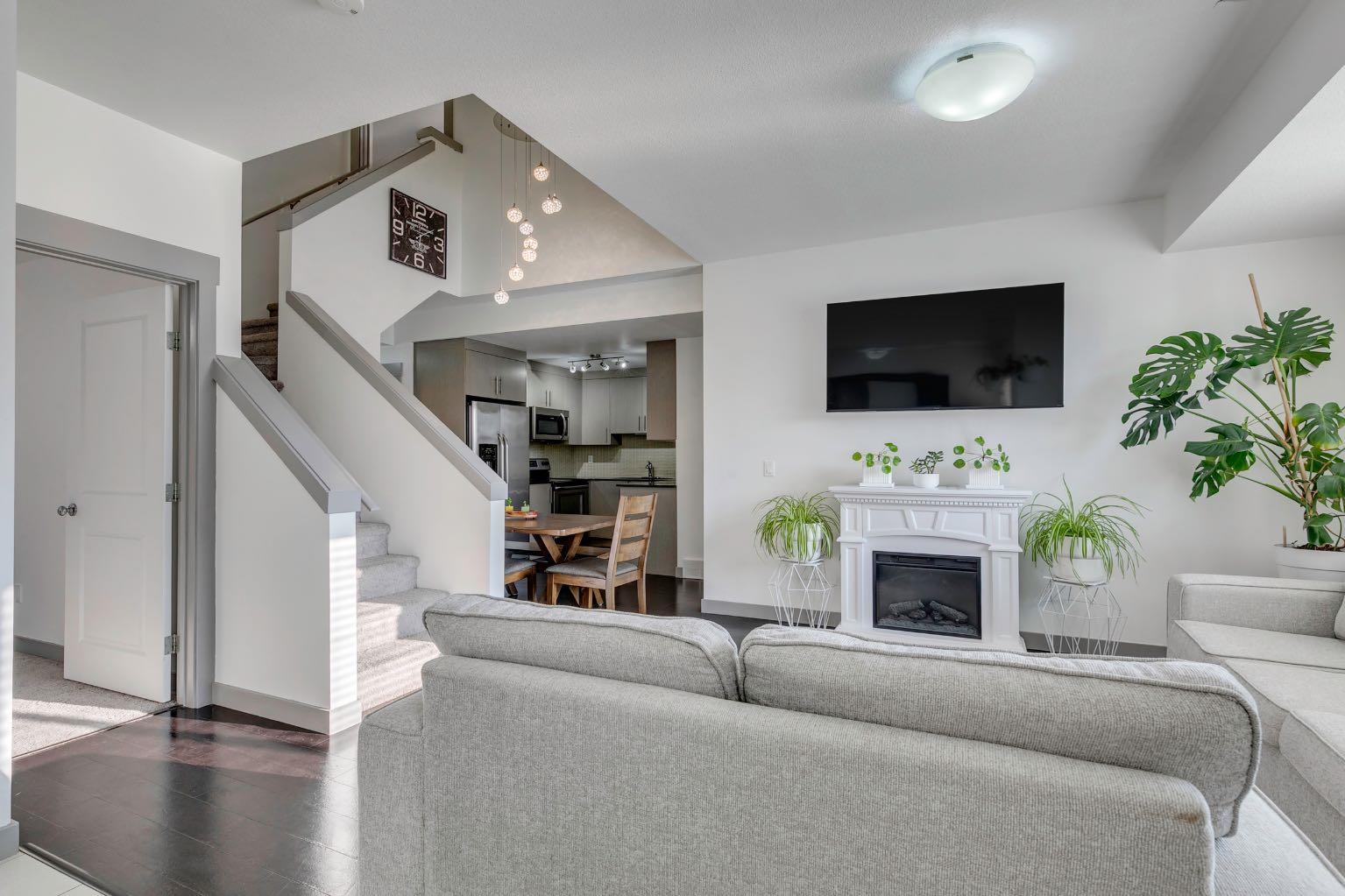 43 W Coach Manor Sw Unit 2, Calgary, AB T3H 1R7