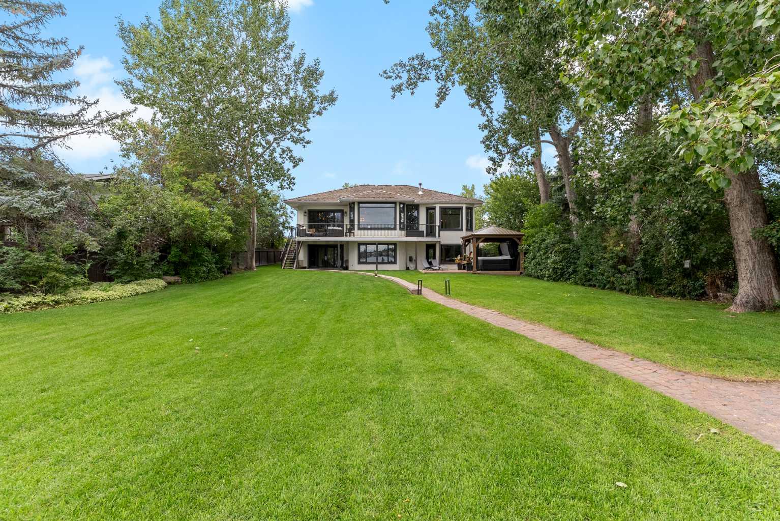732 W Chestermere Dr, Chestermere, AB T1X 1B5