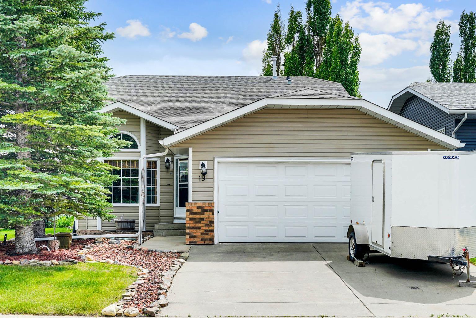19 Everglade Dr SE, Airdrie, AB T4B 2E9