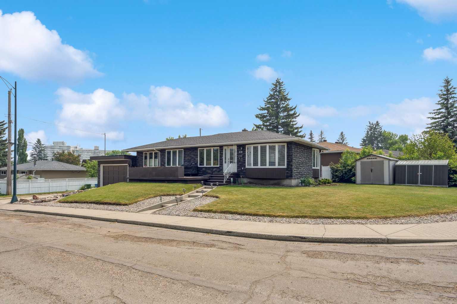 25 Manor Rd SW, Calgary, AB T2V 2A1