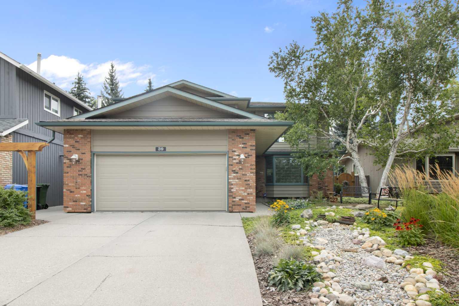 39 Woodgreen Dr SW, Calgary, AB T2W 4B7