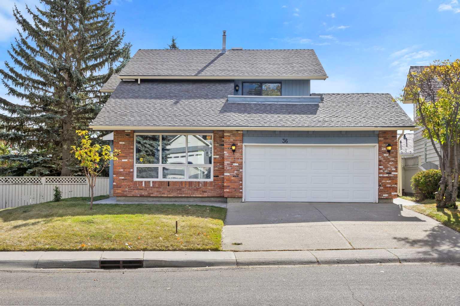 36 Strathlorne Cres SW, Calgary, AB T3H 1M8
