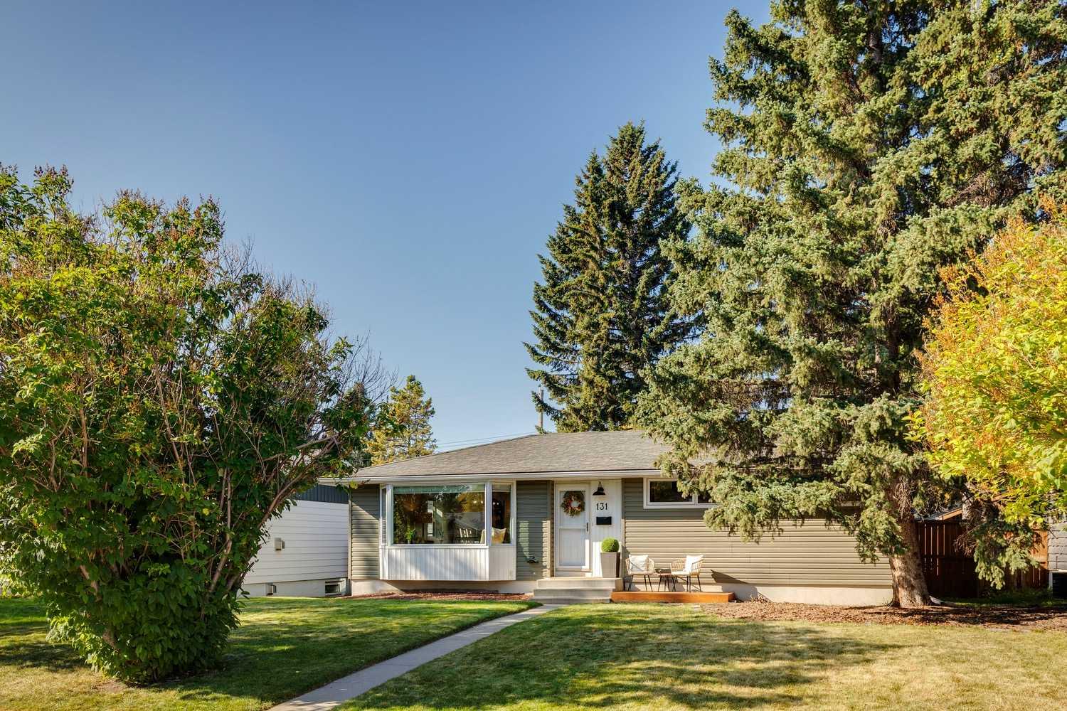 131 Gloucester Cres SW, Calgary, AB T3E 4V4
