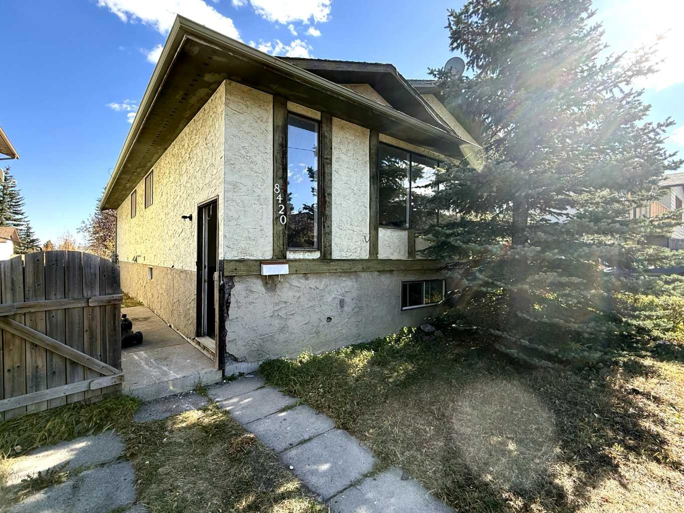 8420 Centre St N, Calgary, AB T3K 1K7