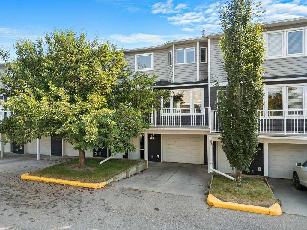 248 Regal Park NE, Calgary, AB T2E 0S6