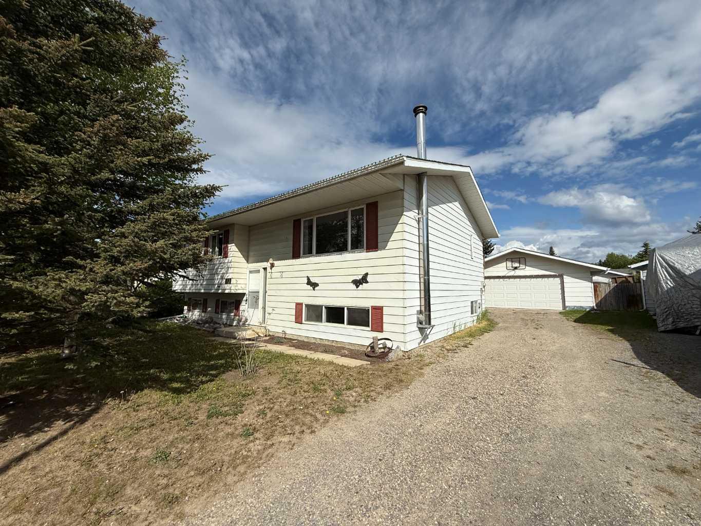 517 Mountain St, Hinton, AB T7V 1J8