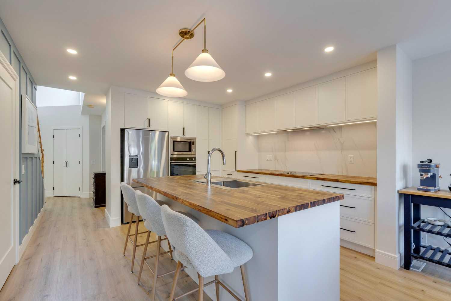 254 Scenic View Close NW, Calgary, AB T3L 1Y5