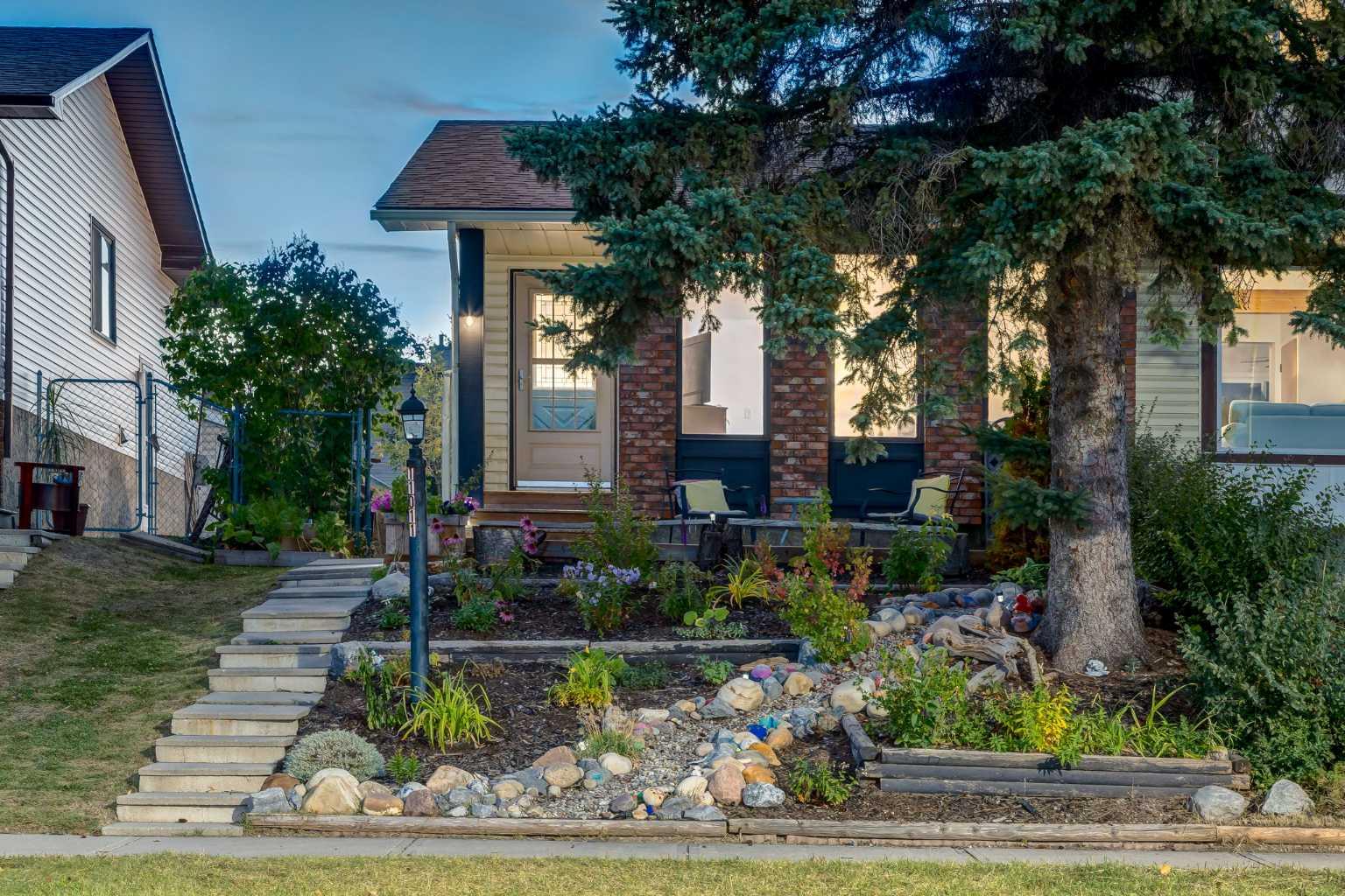 11011 Oakfield Dr SW, Calgary, AB T2W 3H3