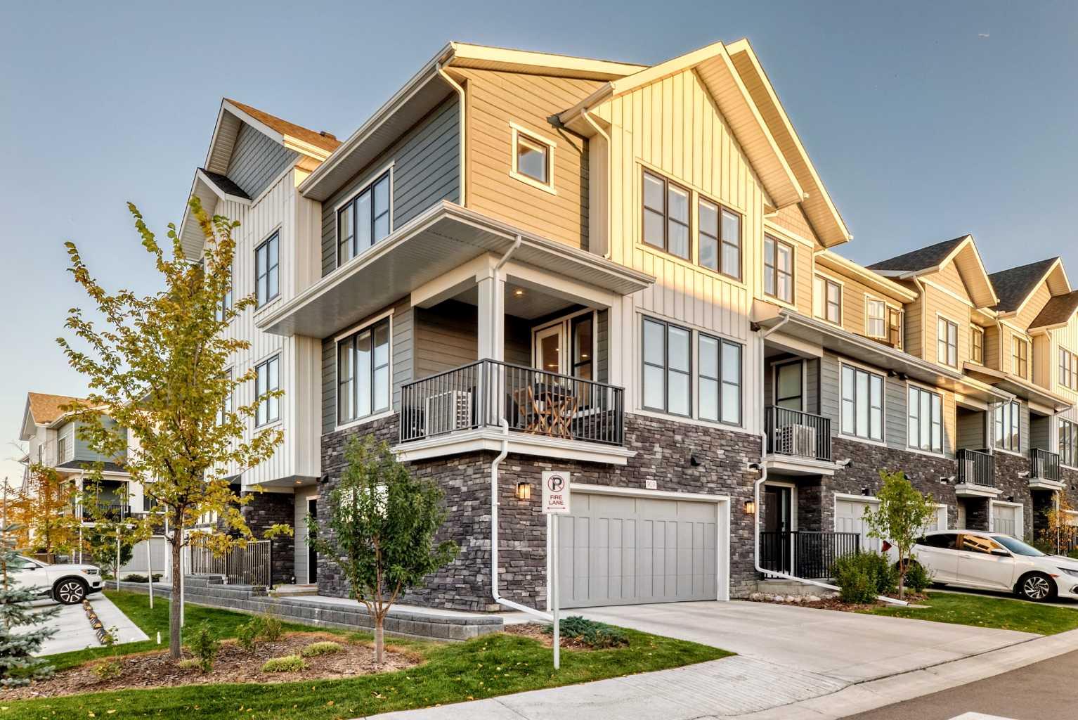 909 Crestridge Common SW, Calgary, AB T3B 6L6