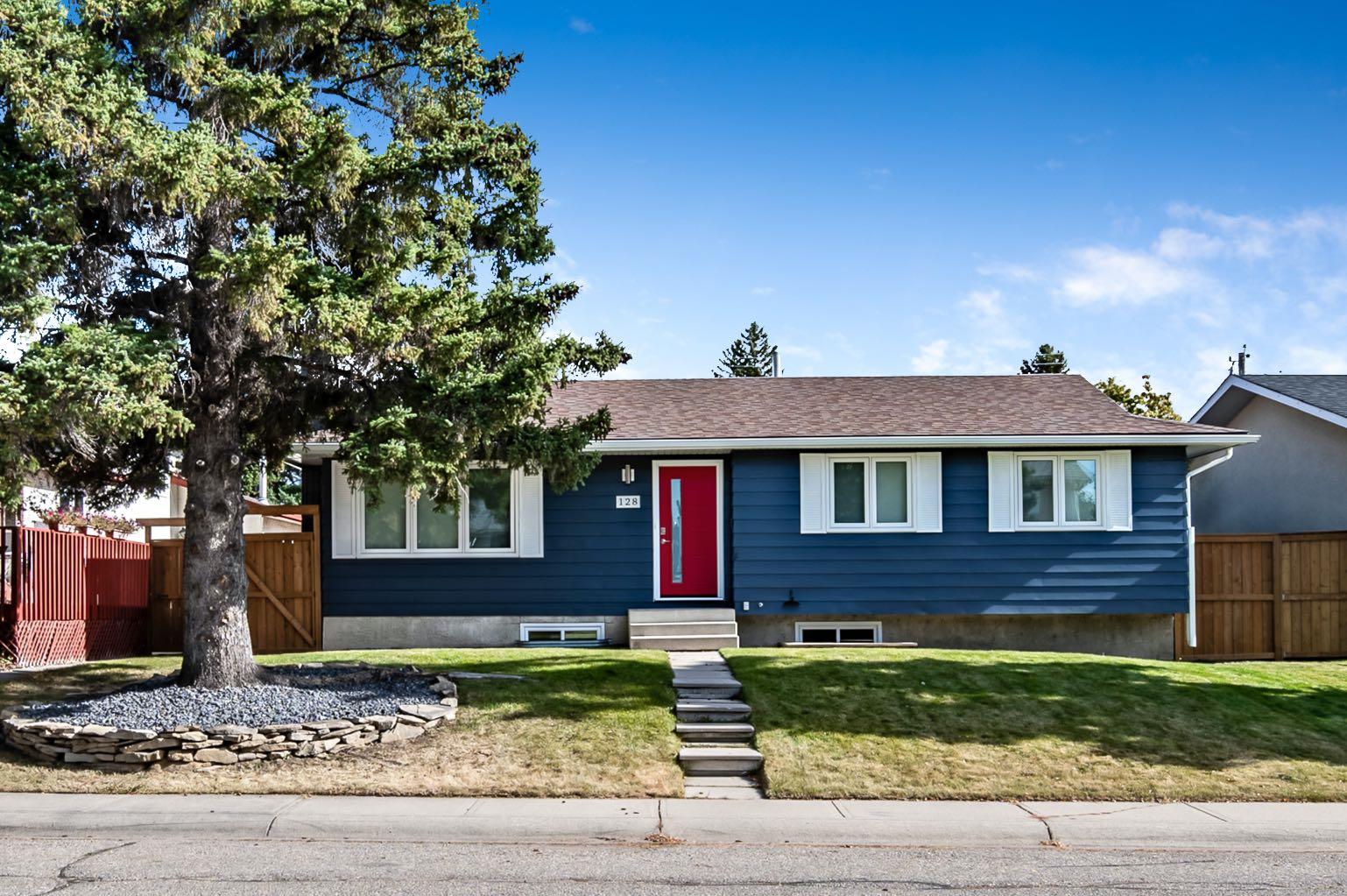 128 Queen Alexandra Close SE, Calgary, AB T2J 3P8