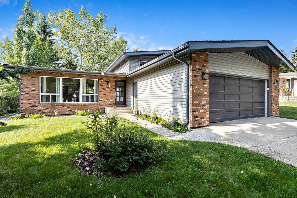 12 Suntree Ln, Okotoks, AB T1S 1B9