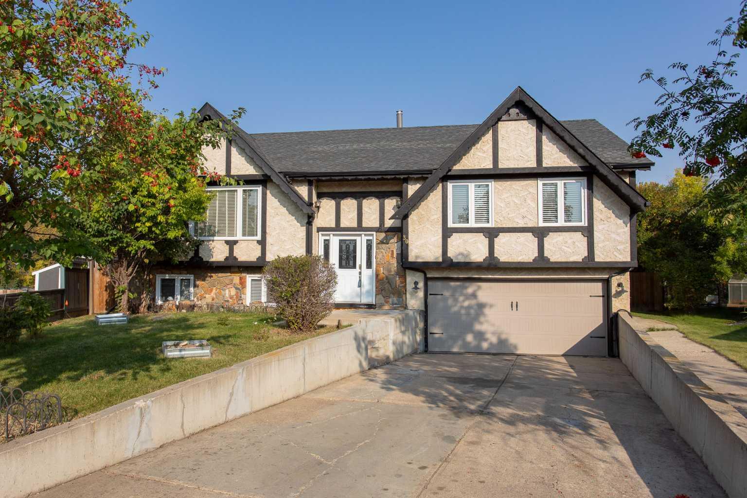 30 Maple Bay, Lacombe, AB T4L 1V5