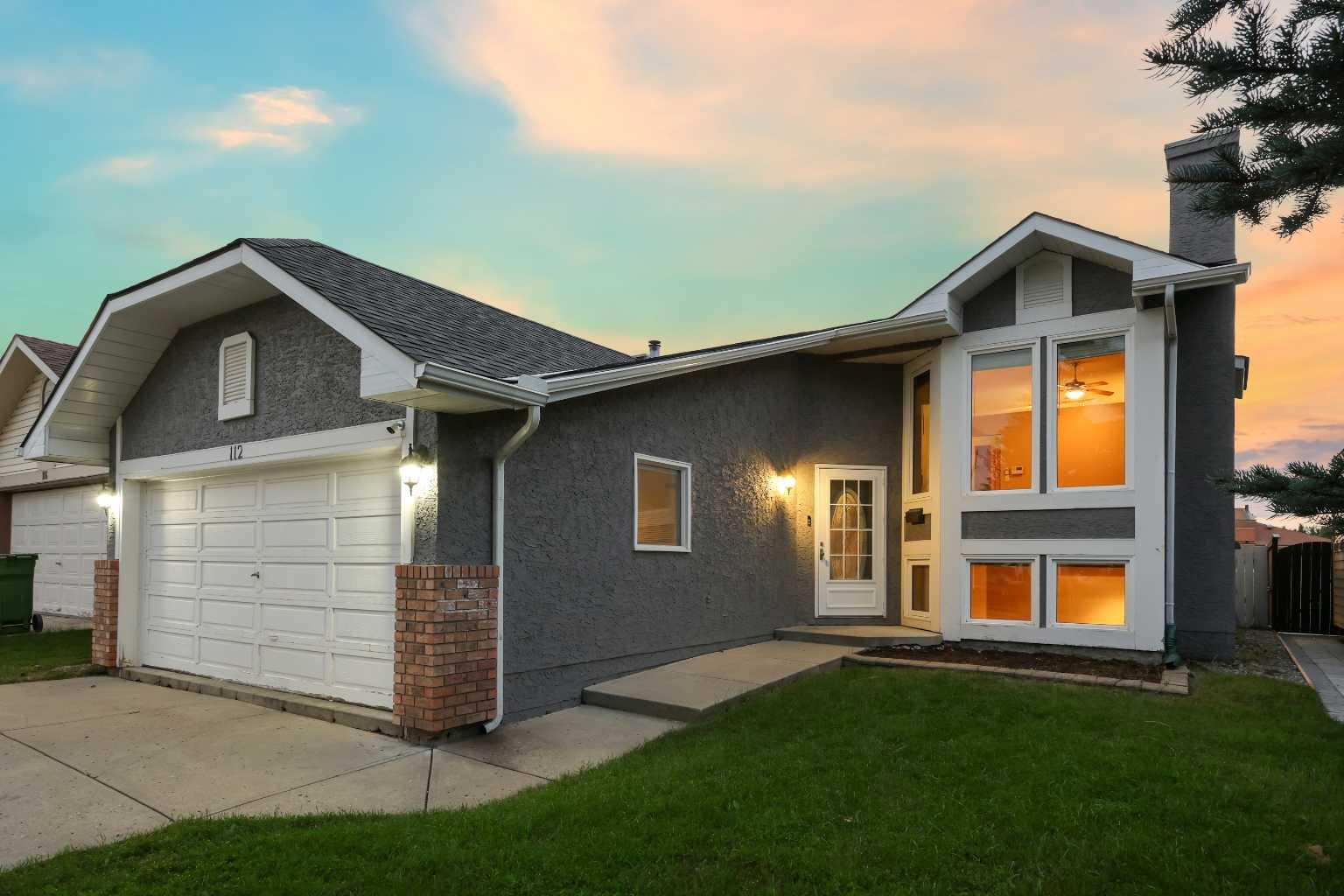 112 Shawinigan Way SW, Calgary, AB T2Y 2X2