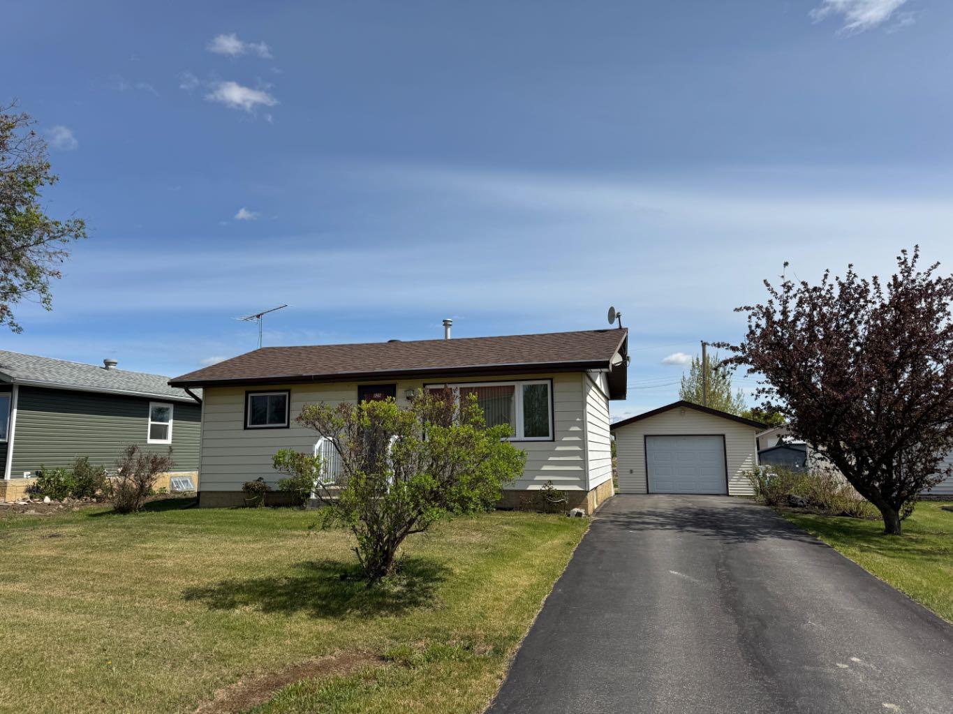 928 4 Avenue, Hines Creek, AB T0H 2A0