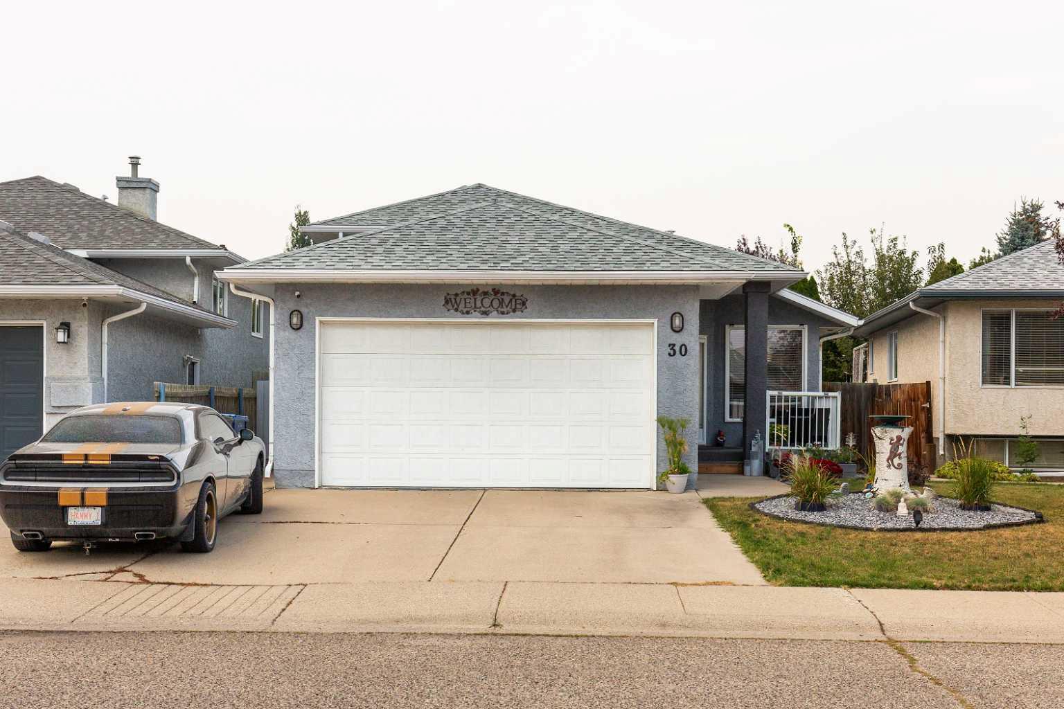 30 Heritage Cres W, Lethbridge, AB T1K 6S3