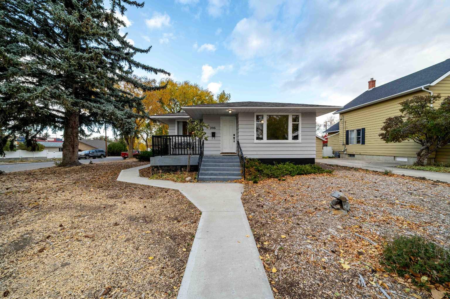 206 7 Street Southeast, Medicine Hat, AB T1A 1J6