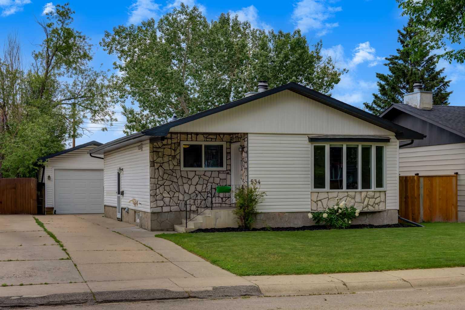 534 Cantrell Dr SW, Calgary, AB T2W 2K7