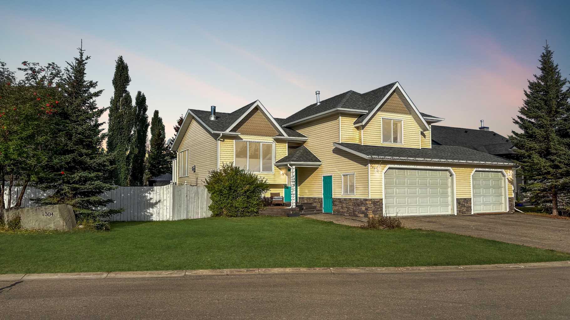 1304 2 Street Northeast, Sundre, AB T0M 1X0