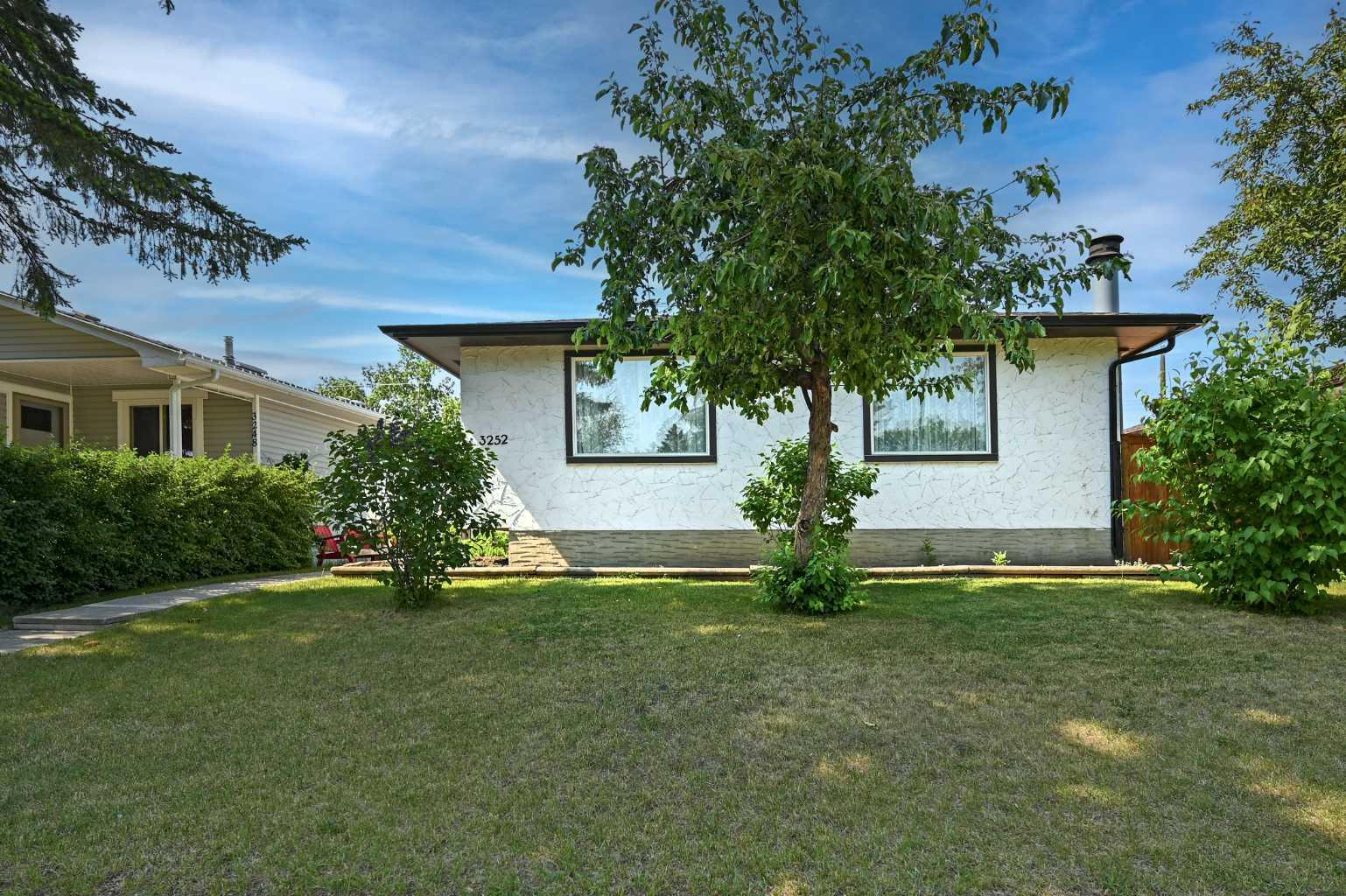 3252 Dover Ridge Dr SE, Calgary, AB T2B 2A7