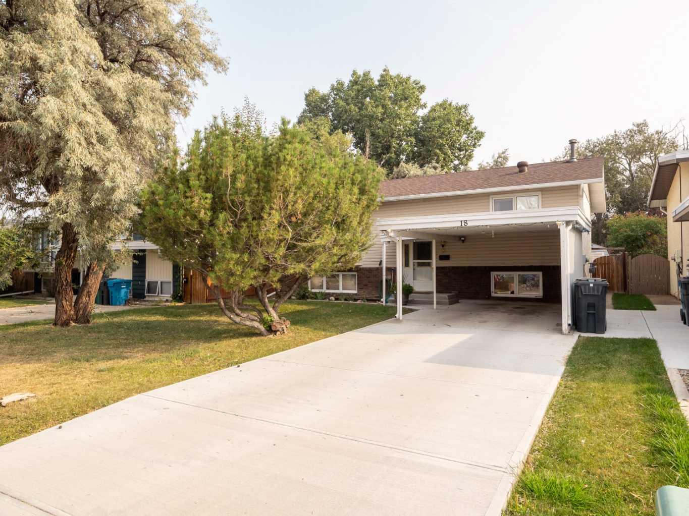18 Sheridan Pl W, Lethbridge, AB T1K 4M8