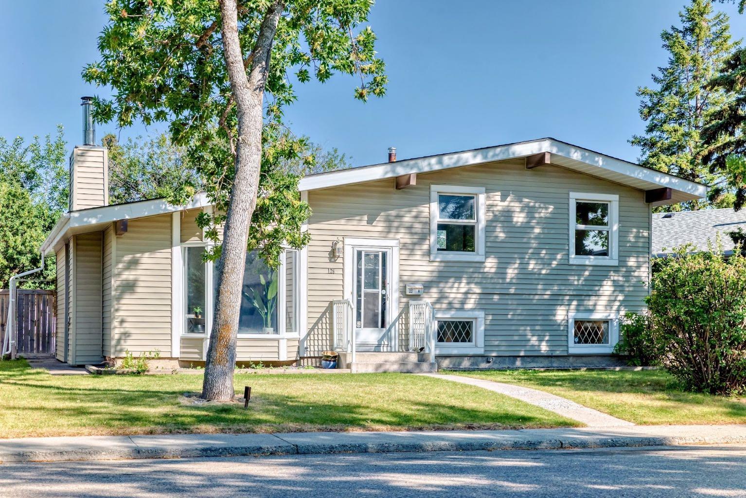129 Glenpatrick Dr SW, Calgary, AB T3E 4L7