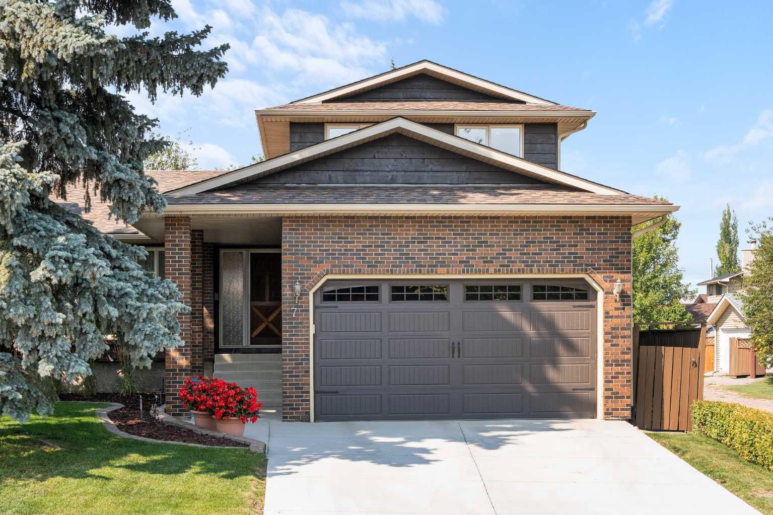 7 Bernard Pl NW, Calgary, AB T3K 2B8