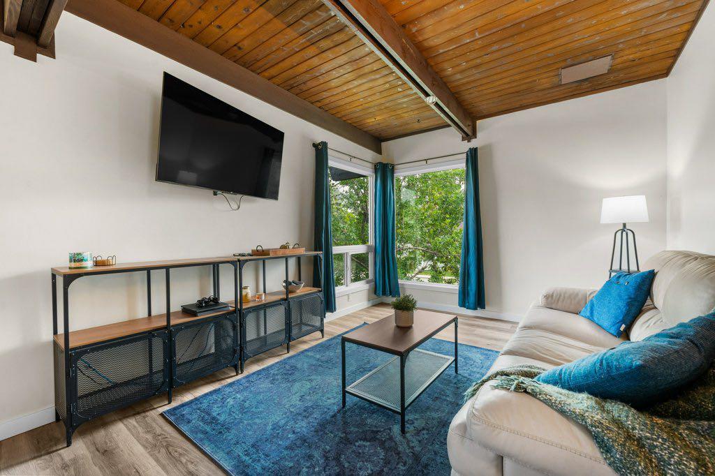 615 Sabrina Rd SW, Calgary, AB T2W 1Y7