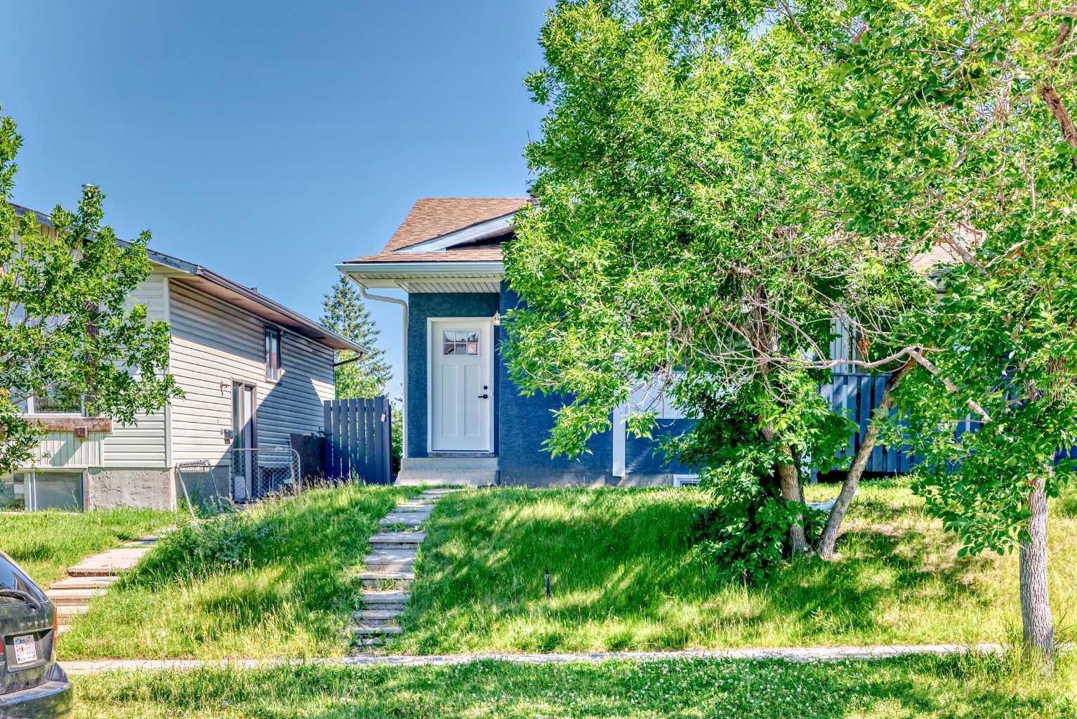 8428 Berkley Rd NW, Calgary, AB T3K 1B4