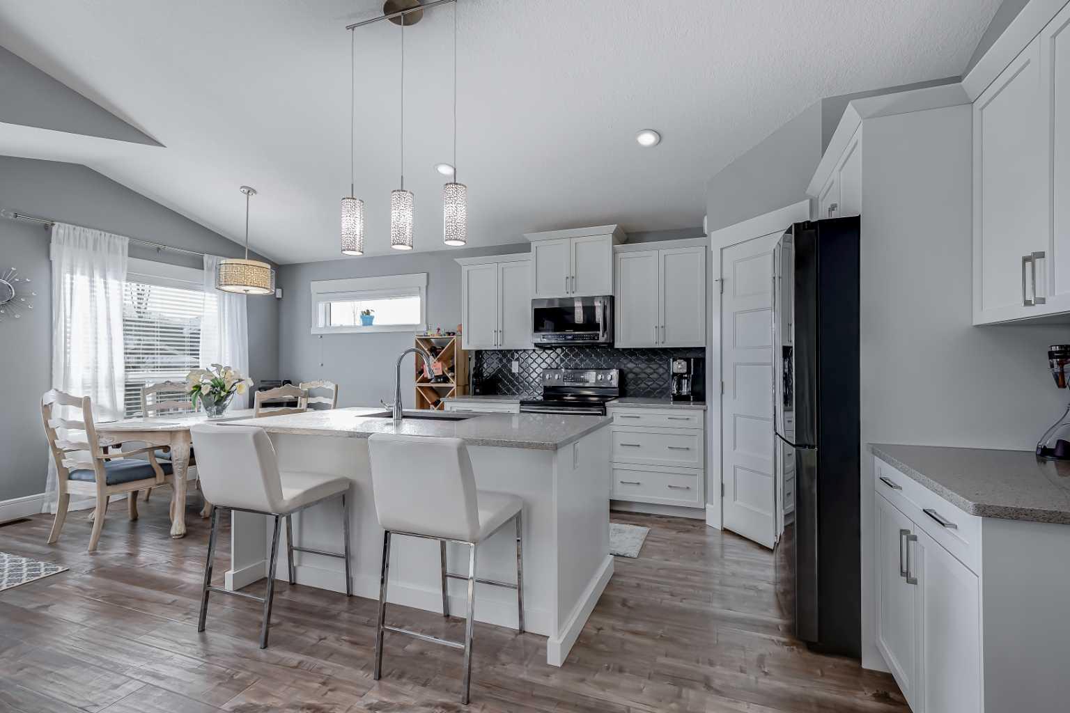 27 Henderson Cres NW, Penhold, AB T0M 1R0