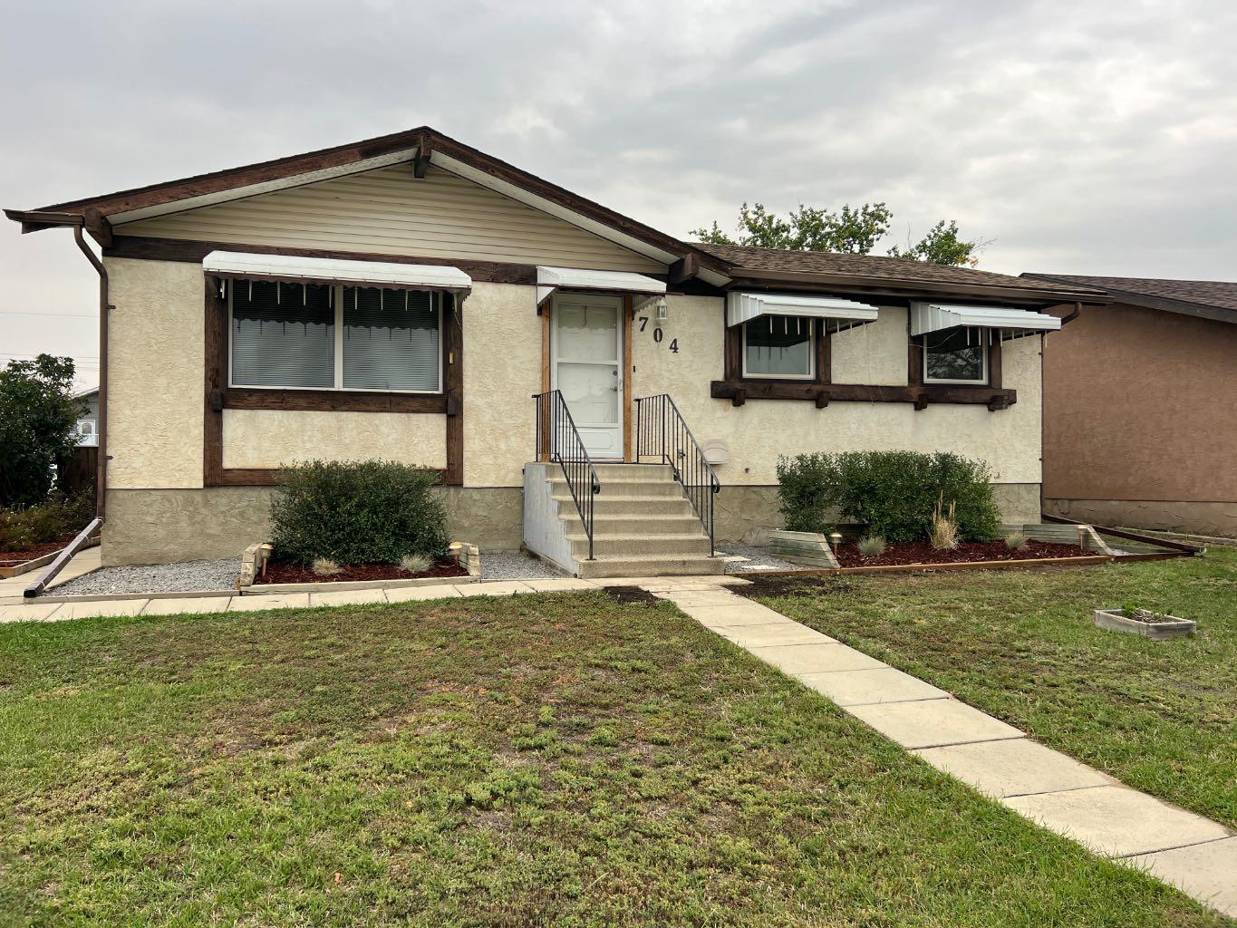 704 Bankview Dr, Drumheller, AB T0J 0Y6