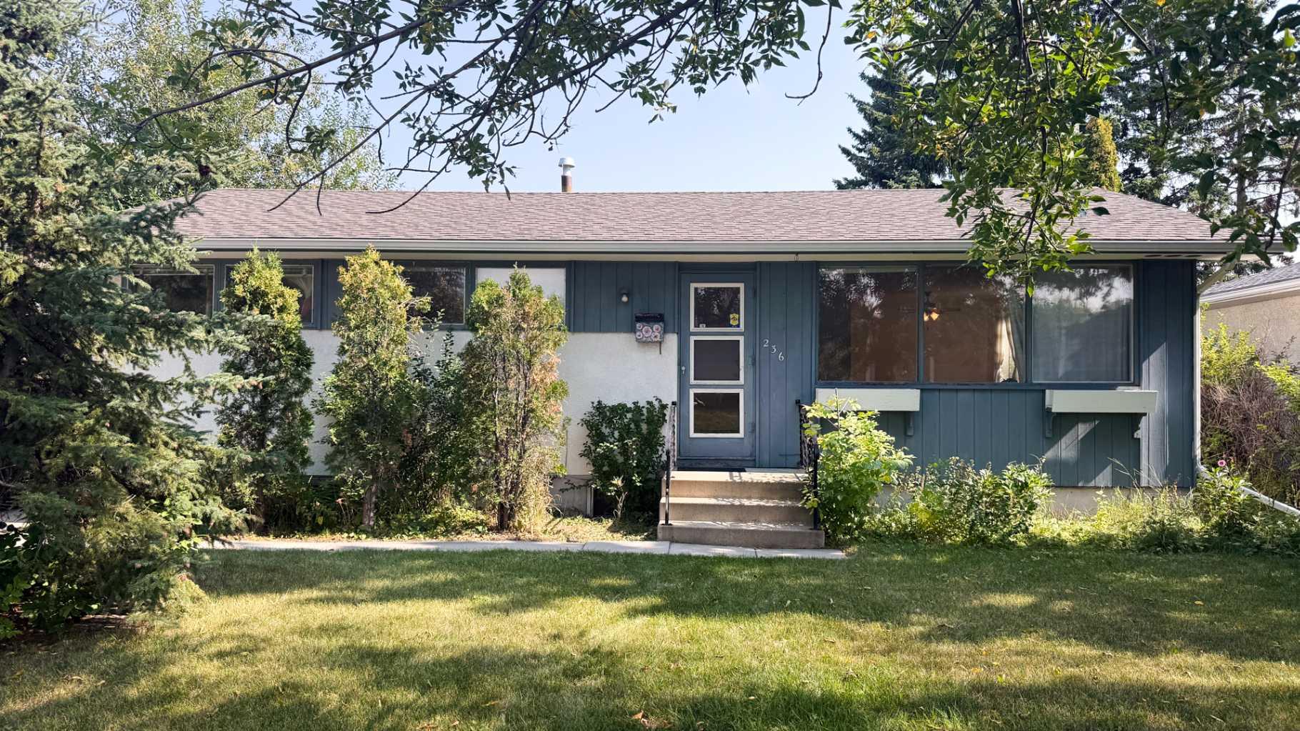 236 Westwood Dr SW, Calgary, AB T3C 2W3