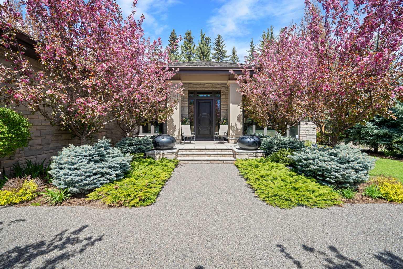 1020 Belaire Dr SW, Calgary, AB T2V 2B9