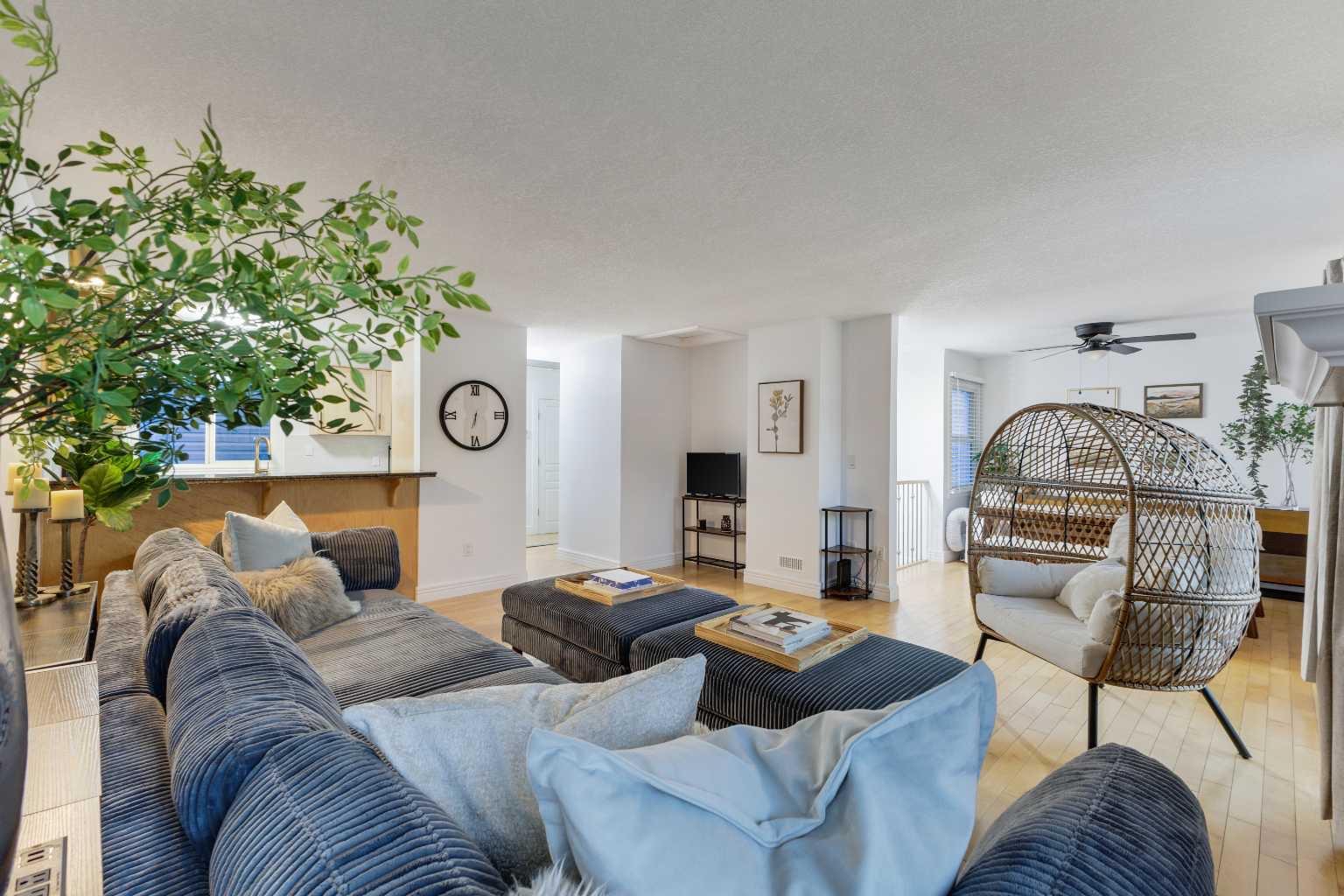 35 Glamis Green Sw Unit 224, Calgary, AB T3E 6T9