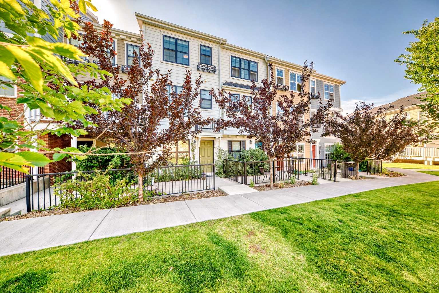 84 Sherwood Row NW, Calgary, AB T3R 0X1