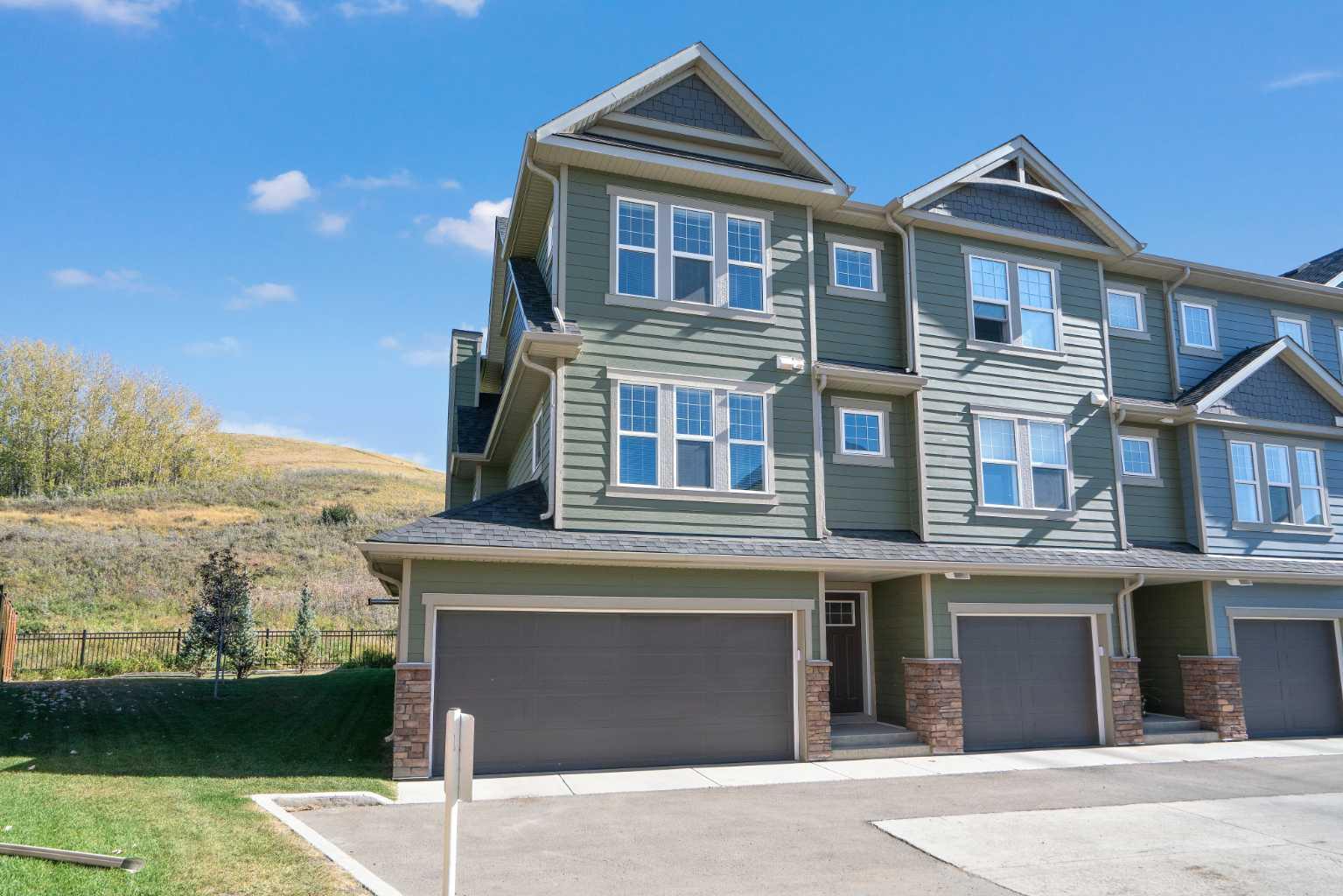 284 Cranbrook Sq SE, Calgary, AB T3M 3K8