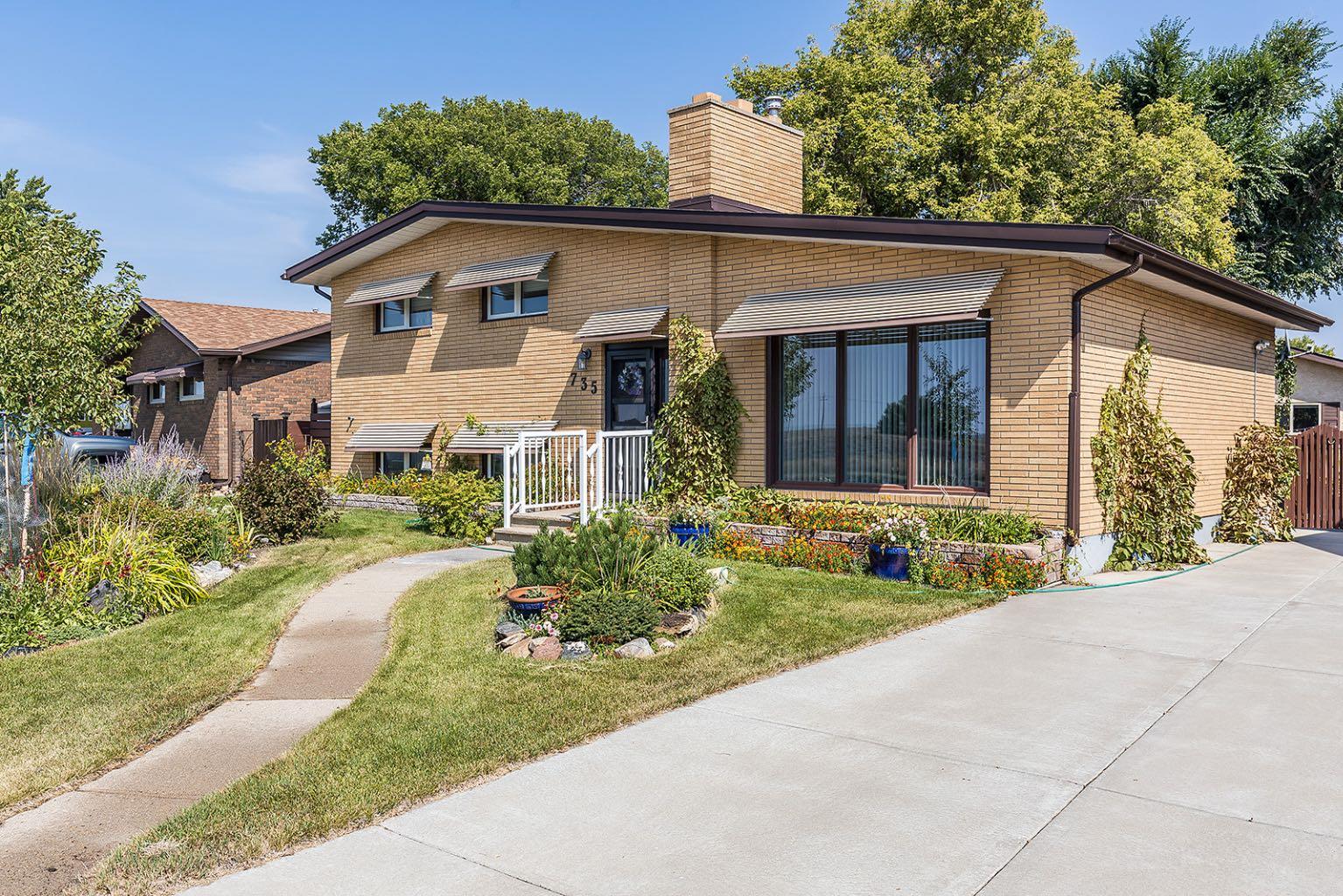 735 Mccutcheon Dr NW, Medicine Hat, AB T1A 6X9